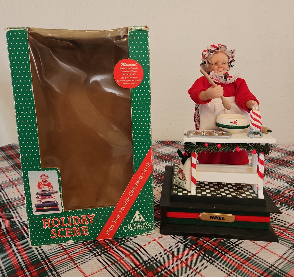 VNTG Holiday Creations Musical Mrs. Santa's Kitchen Figurine Holiday Decor